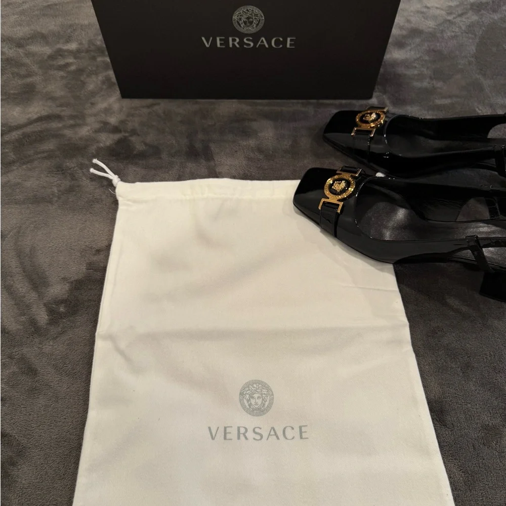 🆕 Versace Medusa Black Patent Vernis Leather Slingback Sleek Pump